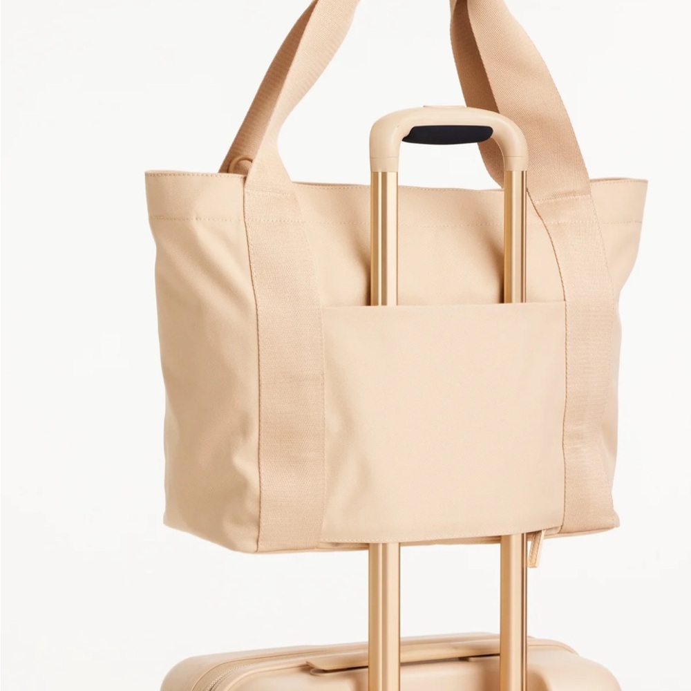 BEIS The BÉISics Tote 
in Beige - Picture 2 of 8